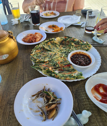 전주 가든 루 와이스 (제벨 다나 달마 포트) مطعم JeonJoo Garden الكوري في مطعم الرويس بالإمارات العربية المتحدة - دبي - +971 50 148 3319